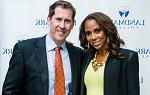 Photo of Holly Robinson Peete and Dr. 彼得伊甸园