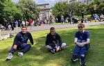 三个学生坐在圣. Stephens Green on first day of the 爱尔兰2024年 study abroad trip