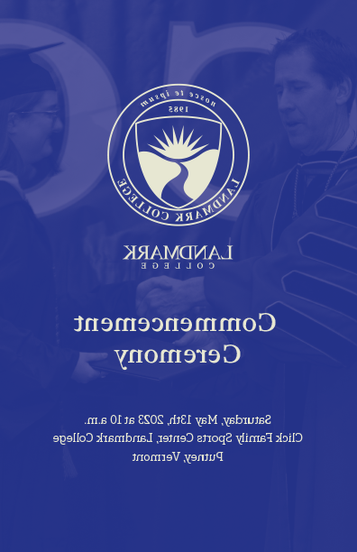 的 cover for the Spring 2023 Commencement 程序, 哪一件是蓝色的，上面有学院的印章和活动的日期, 2023年5月13日